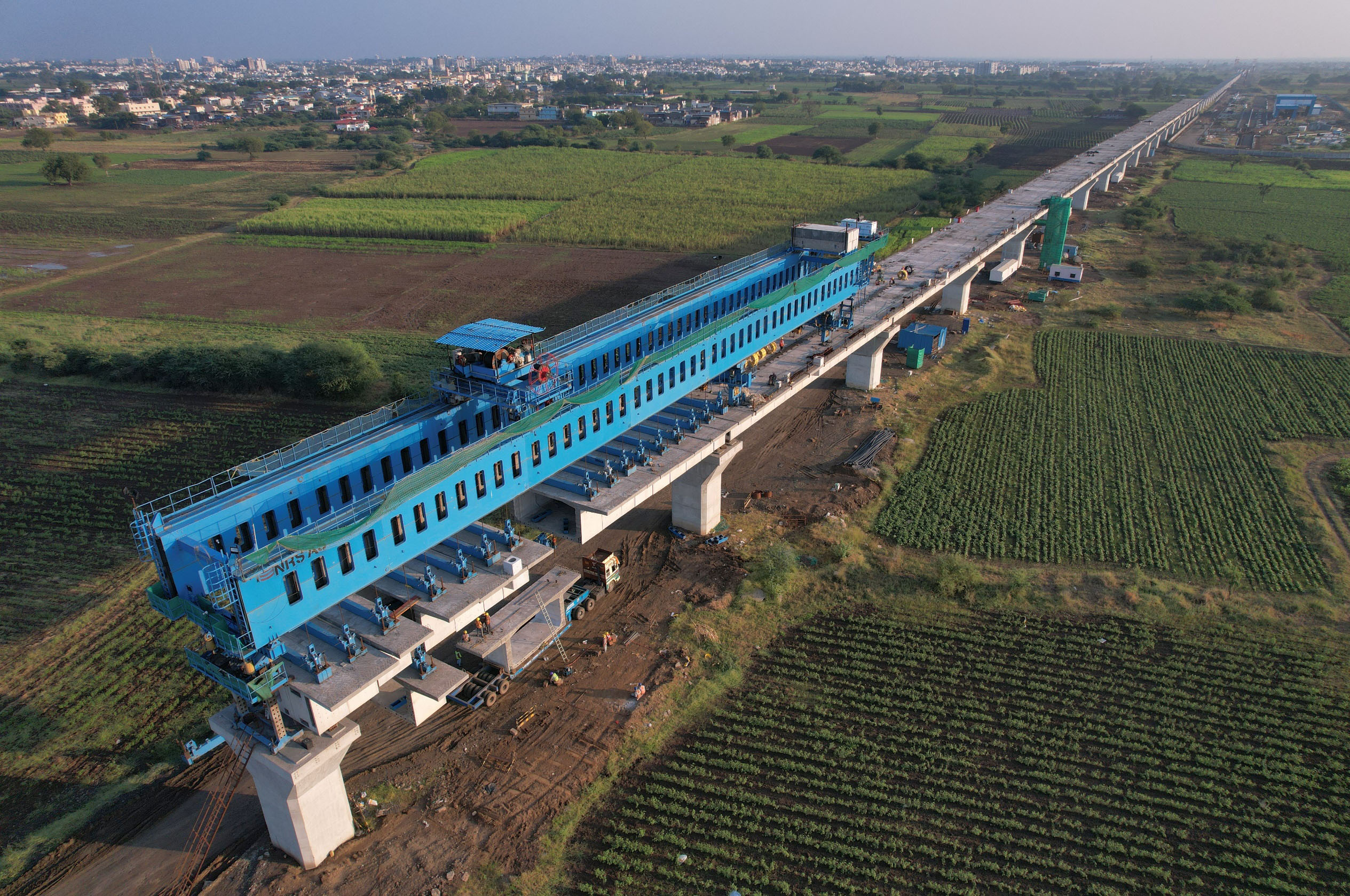ભરૂચ જિલ્લામાં એસબીએસ (ઓવર-સ્લંગ) પદ્ધતિ દ્વારા MAHSR વાયાડક્ટનું નિર્માણ, ડિસેમ્બર 2023 (2).